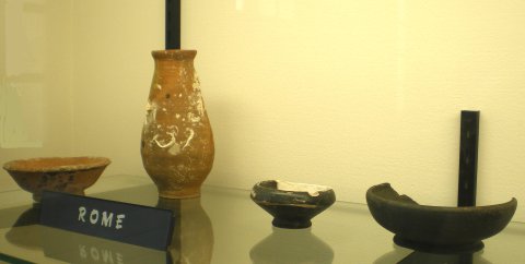 Vitrine de Rome. Vases en céramique rouge et noire.