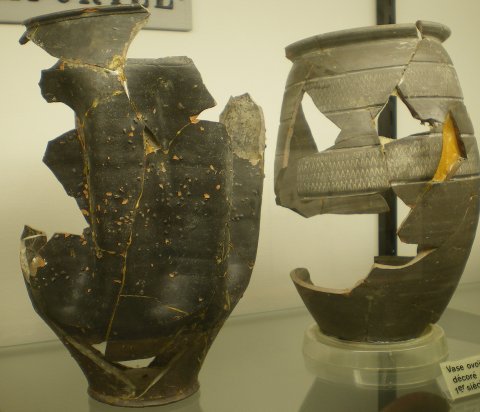 Vase à dépression et vase ovoïde décoré à la roulette. Ie s.