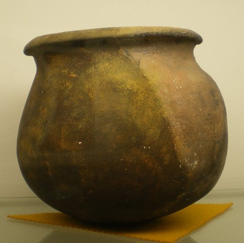 Vase en terre cuite. Moyen-Âge.