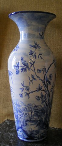 Grand vase orné d'un paysage en camaïeu bleu