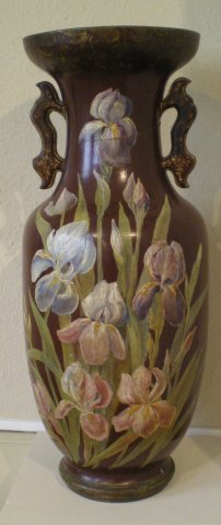Grand vase japonisant orné d'iris sur un fond imitant la laque.