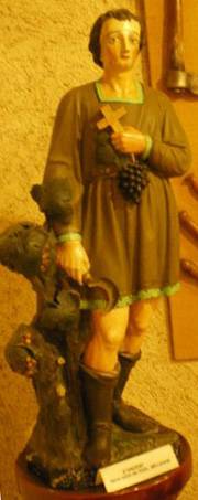 Grande figurine polychrome représentant saint Vincent.