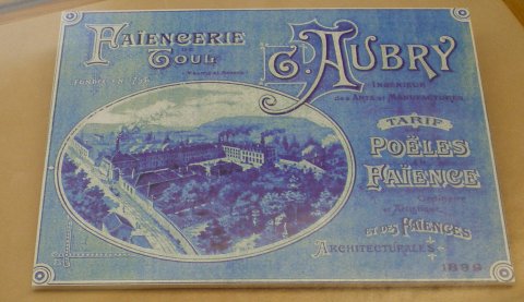 Plaque publicitaire émaillée montrant la faïencerie de Toul à l'époque de Georges Aubry.