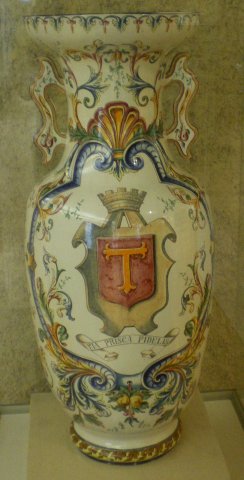 Grand vase à décor floral polychrome avec armes de Toul.