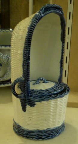 Bonbonnière imitant l'osier à décor blanc et bleu.