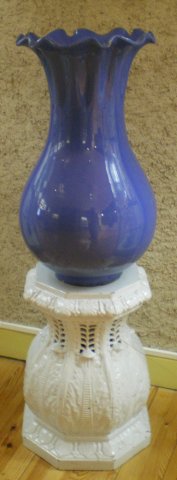 Grand vase tulipe monchrome bleu à bord godronné