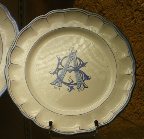 Assiette du service du mariage Aubry-Caillaux avec en monogramme les lettres AC entrelacées. 1873.