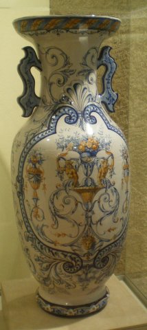 Grand vase à décor floral polychrome.