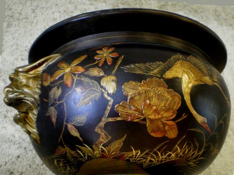 Grand vase laqué noir à décor japonisant doré de grands personnages, oiseaux et fleurs.