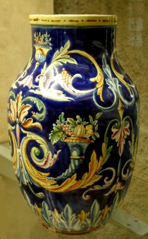 Vase à décor néo-renaissance.