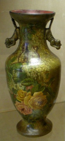 Vase polychrome à décor d'oiseaux et fleurs.