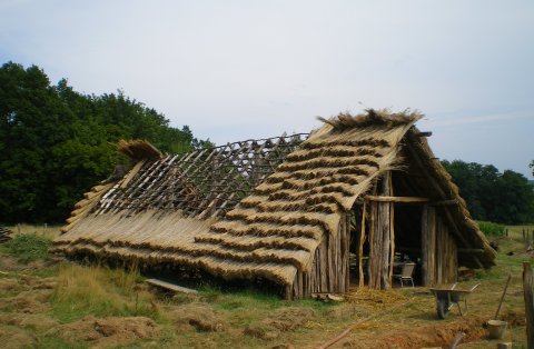 La maison néolithique de l'expéridrome.