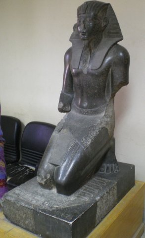 Statue en granit de Thoutmôsis III. Karnak. Nouvel Empire.