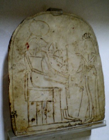 Stèle funéraire en calcaire peint avec représentation de la défunte faisant une offrande à Sekhmet. Abydos. Nouvel Empire.