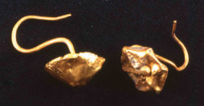 Boucles d'oreilles en or découvertes dans les thermes, place Marchi.