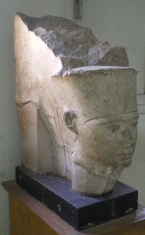 Tête de statue royale coiffée de la couronne de Basse Égypte.