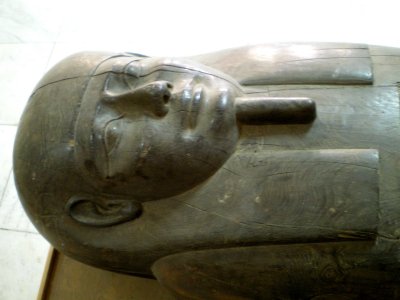 Tête du sarcophage en bois.