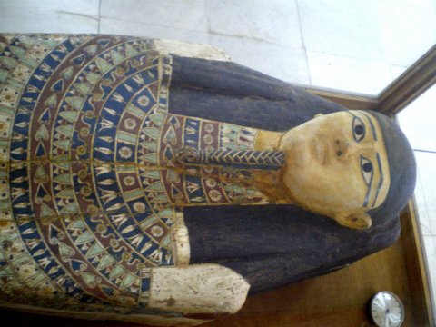 Sarcophage en bois peint, avec la représentation de Maât sur le torse.