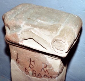 Fragment d'un autel votif