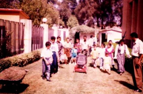 En 1996, avec les enfants dans le jardin du musée pour leur faire découvrir les méthodes d'agriculture de l'ancienne Égypte.