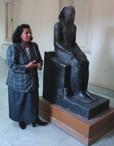 Mme Fayez Mahrouz lors d'une visite guidée du musée de Béni Suef.