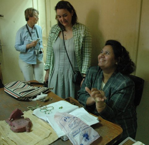 Mme Fayez Mahrouz explique son travail avec les enfants à des visiteurs du musée.