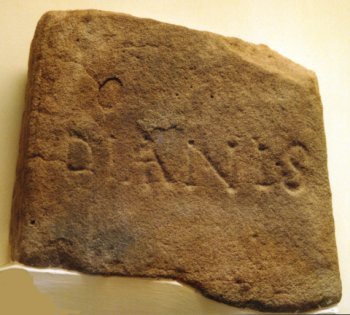 Stèle avec inscription votive aux Dianes