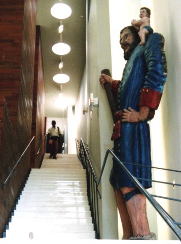 Le grand escalier et le Saint Christophe. 